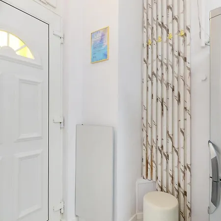 White & Gold Daire *