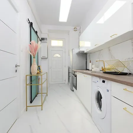 White & Gold Apartament *