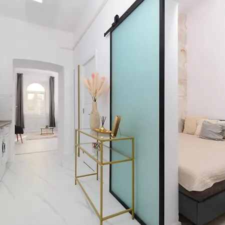 White & Gold * Βουδαπέστη